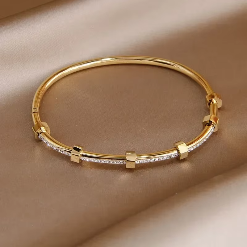 Fabia™ - Stylish Turn Bracelet