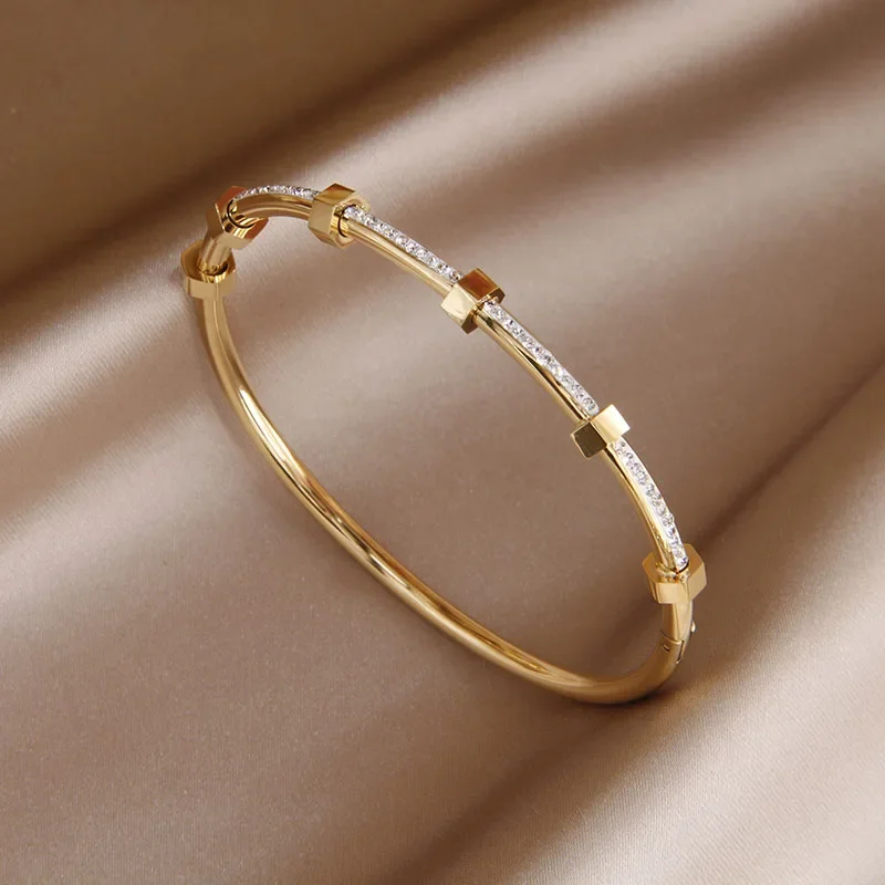 Fabia™ - Stylish Turn Bracelet